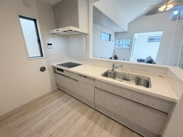 三郷市高州1丁目　新築戸建　全1棟のキッチン|会話の弾む対面システムキッチンでお料理も楽しめます