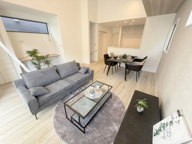 三郷市高州1丁目　新築戸建　全1棟の居間・リビング|家族団らんで過ごすリビングは18.5帖の広さを確保