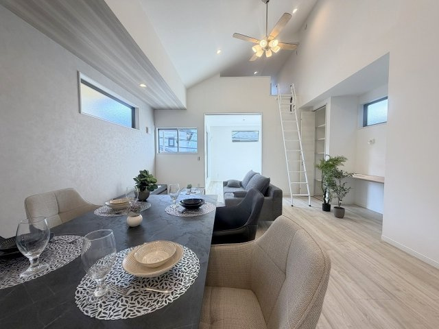 三郷市高州1丁目　新築戸建　全1棟の居間・リビング|天井が高く明るく開放的なリビングです