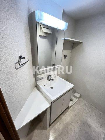 ラクラス長堀橋の洗面所|明るい洗面所です