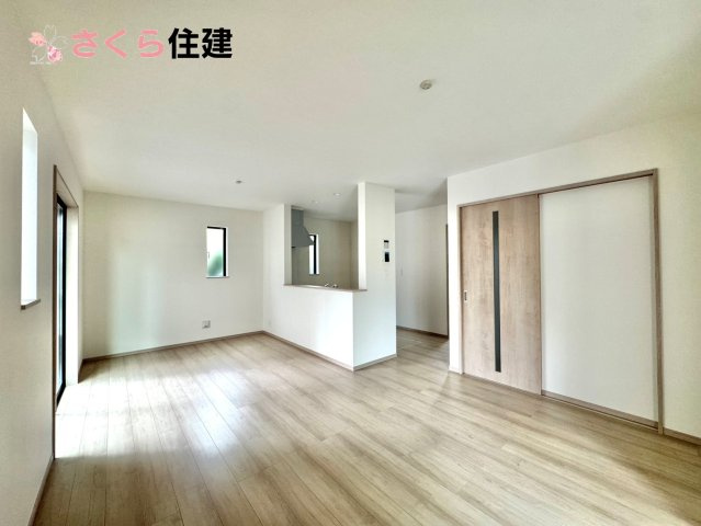 東町３１７番　　A棟の居間・リビング|16帖LDKはキッチンで家事をしながらでもお子様に一対一で向き合える時間が作れます！！