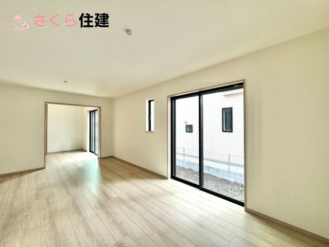 東町３１７番　　A棟の居間・リビング|南面ＬＤＫ＋隣接洋室、間仕切りを開放すれば計20.5帖のおもてなしスペースに！
