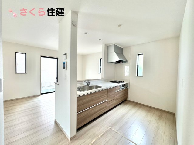 東町３１７番　　A棟のキッチン|家族の会話が弾み、お料理の間も子どもに目配りが出来る対面式カウンターキッチン♪