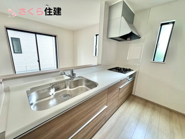 東町３１７番　　A棟のキッチン|お子様と並んで料理をしても余裕のゆとりのキッチン。お子様と一緒に料理も叶いますよ♪