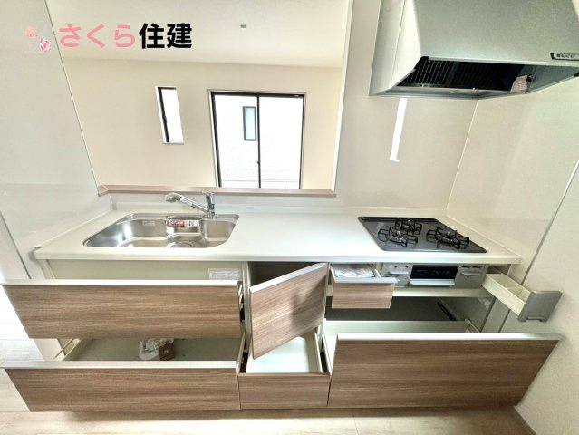 東町３１７番　　A棟のキッチン|キッチン下収納は奥まで引き出せるので、大きく屈まなくても楽に必要なものがパッと取り出せます！