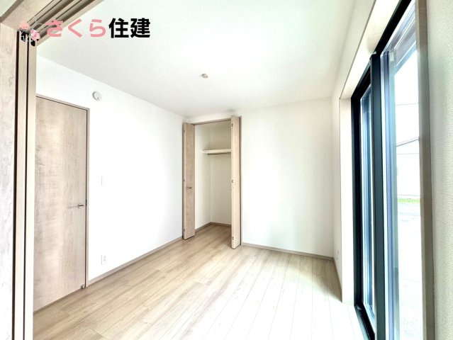 東町３１７番　　A棟の洋室|リビングと繋がってる洋室は急な来客でも、リビングを焦って片付けなくても対応できます。

