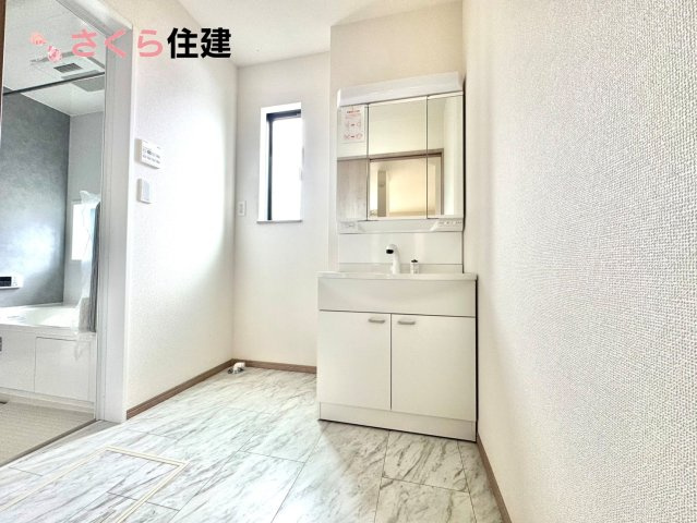 東町３１７番　　A棟の独立洗面台|ゆとりある広さの洗面所。両サイド収納の洗面台で、二人ならんで同時の身支度もスムーズです。