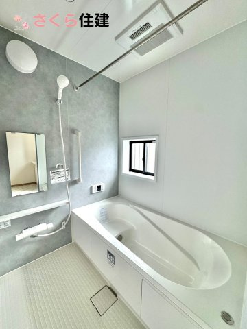 東町３１７番　　A棟の浴室|梅雨の時期は大活躍の浴室乾燥機！家族の数だけ増える洗濯物もしっかり乾かせます
