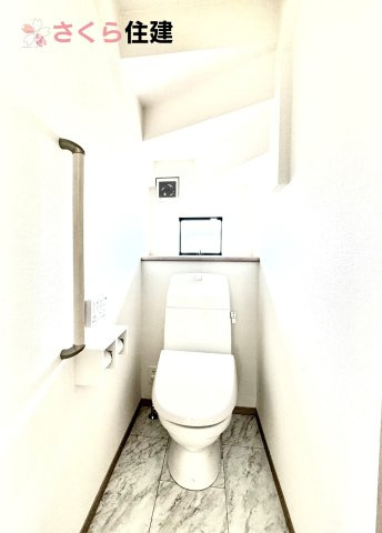 東町３１７番　　A棟のトイレ|トイレは各階完備。夜、トイレに起きても、2階の寝室から1階のトイレに降りる必要はありません。
