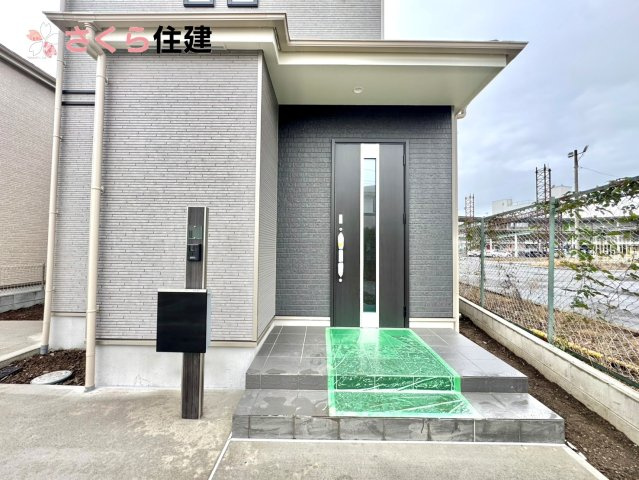 東町３１７番　　A棟の玄関|夜間でも来訪者の顔を認識できるLEDライトを装備！ＴＶモニター付きインターフォンで安心のセキュリティ！