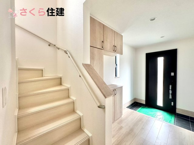 東町３１７番　　A棟の玄関|人を迎え入れる最初の場所だからこそ、清潔感がある空間！ただいまが『我が家』を感じる素敵な空間！