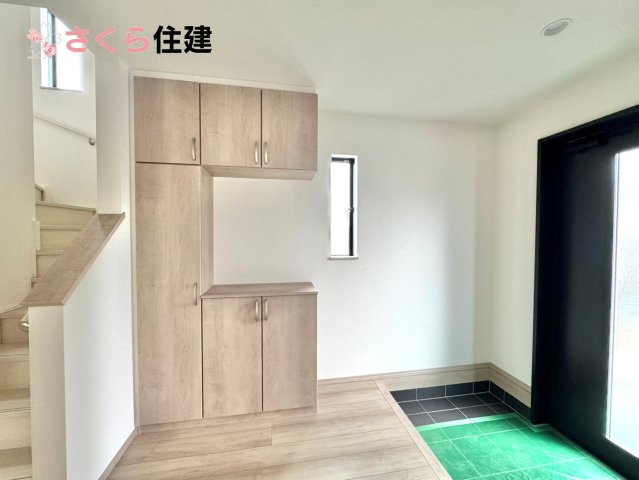 東町３１７番　　A棟の玄関|玄関がいつも片づく大型シューズボックス。お子様の靴のサイズが大きくなっていっても安心の広々スペース！