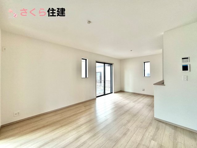 東町３１７番　　A棟の居間・リビング|広々16帖LDLは南向きで日当たり良好。ゆったりとした時間の流れる開放的なくつろぎの空間
