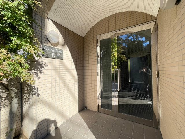 グランデッサ代沢　南向き　バストイレ別　オートロックのエントランス