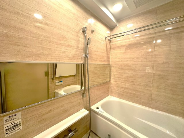 ブリリアタワー池袋ウエストの浴室|家族みんなの疲れをやさしく包み込む、広々とした癒しのバスルーム。ゆったりとくつろげる空間で、日々のストレスもすっと解きほぐされる、心身ともにリラックスできるひとときをお届けします。