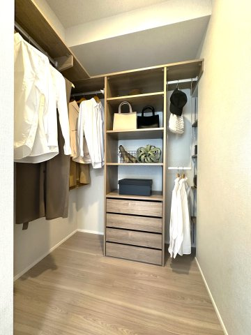 ブリリアタワー池袋ウエストの収納|暮らしをすっきり整える豊富なウォークインクローゼットは、衣類から日用品まで余裕を持ってしまえ、いつも整った美しい住まいを保つことができます。快適な生活を支える頼もしい味方です。