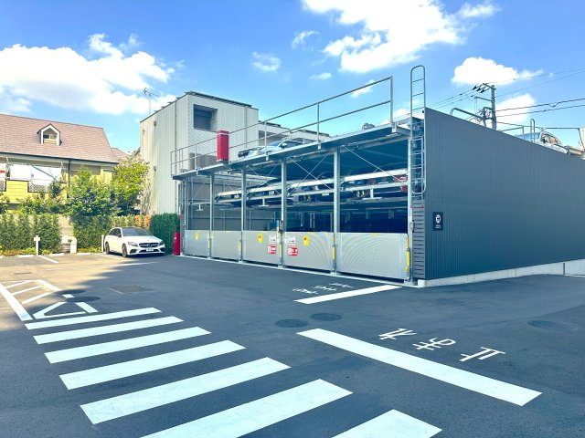 ブリリアタワー池袋ウエストの駐車場|整然と配置された駐車場は、使いやすさと安全性を兼ね備えた設計。毎日の通勤やお出かけをサポートし、快適な暮らしの一部となります。