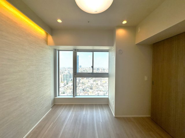 ブリリアタワー池袋ウエストの洋室|家具のレイアウトも自由自在な洋室は、暮らす人のスタイルに寄り添える柔軟な一部屋。毎日をより快適に、自分らしく過ごせる場所です。