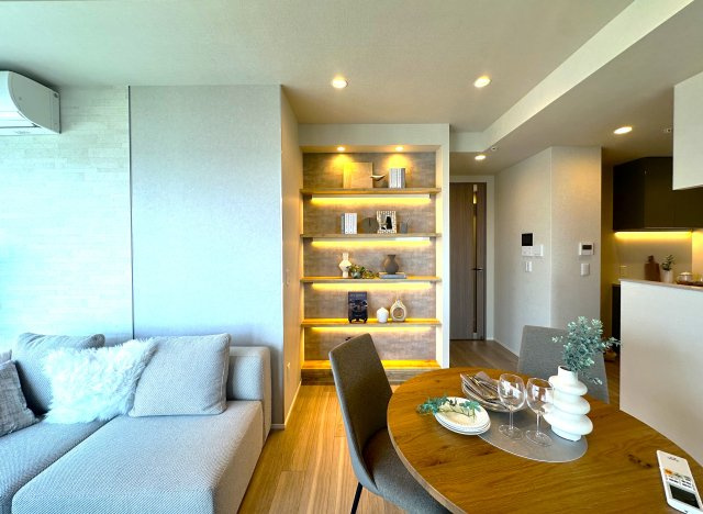 ブリリアタワー池袋ウエストの居間・リビング|窓からこぼれる光に包まれたリビングは、空間のゆとりと心地よさを感じる特別な場所。朝のコーヒーも、家族との何気ない会話も、この空間にいるだけで豊かに感じられる──そんな、暮らしの中心がここにあります。