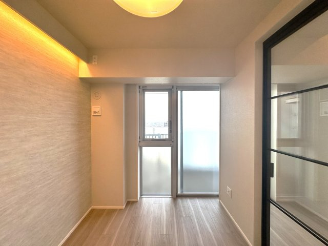 ブリリアタワー池袋ウエストの洋室|明るさと落ち着きを兼ね備えた洋室。大きな窓から差し込む自然光が、心をやさしく満たしてくれる穏やかなプライベート空間です。