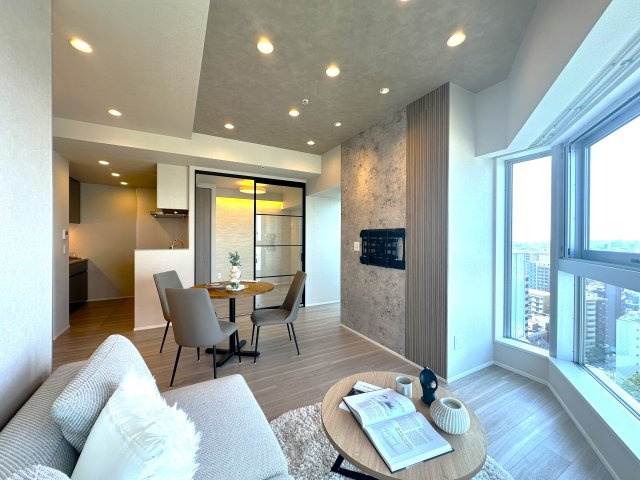 ブリリアタワー池袋ウエストの居間・リビング|窓から差し込む柔らかな陽光が空間を優しく満たし、リビングダイニングに自然な広がりを生み出します。ここで過ごす時間が、何気ない日常を“ちょっと特別”に変えてくれる──そんな温もりあふれる住まいの中心です