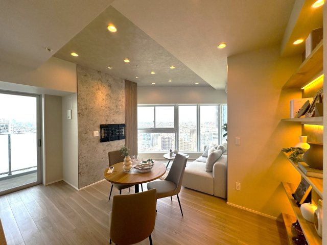 ブリリアタワー池袋ウエストの居間・リビング|陽だまりのような温もりに包まれる広々リビング。家族の笑顔と心地よい毎日を育む、かけがえのない場所に。