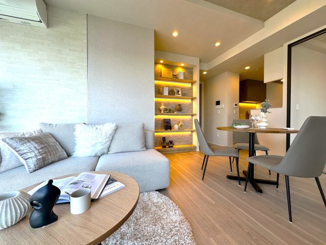 ブリリアタワー池袋ウエストの居間・リビング|陽ざしがたっぷり降り注ぐリビングは、家族が集まり笑顔が広がる、ほっとできる心地よい空間です。