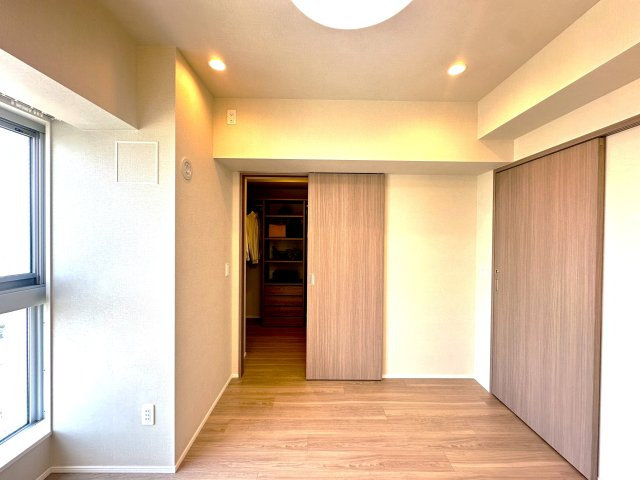 ブリリアタワー池袋ウエストの洋室|クローゼットを備えた機能的な洋室。収納力に優れ、すっきりと整った空間を保ちやすく、住まい全体の心地よさを高めてくれます。