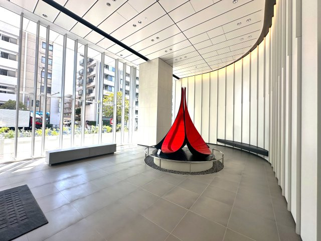 ブリリアタワー池袋ウエストのその他共用部分|ゆったりとした空気が流れるロビーは、日常の喧騒を忘れさせる穏やかな迎えの場です。柔らかな光と上質な素材が織りなす空間が、訪れるすべての人をやさしく包み込み、心安らぐひとときを演出します。