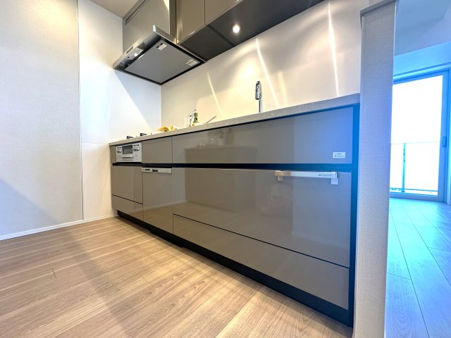 ブリリアタワー池袋ウエストのキッチン|使い勝手の良さと洗練されたデザインが調和するキッチンは、毎日の料理を“作業”から“楽しみ”へと変えてくれる特別な場所。やわらかな光が手元を包み、立ち上る湯気や香りまでが心を癒す時間へと導いてくれます。