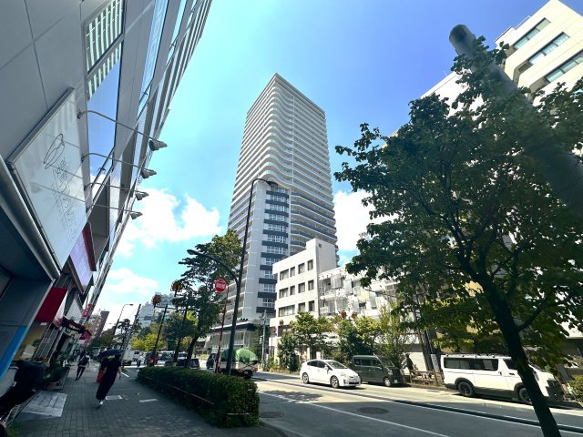 ブリリアタワー池袋ウエストの外観|凛とした佇まいが街並みに存在感を放つタワーレジデンス。
重厚感とモダンデザインが調和した外観が、住まう誇りを深めます。