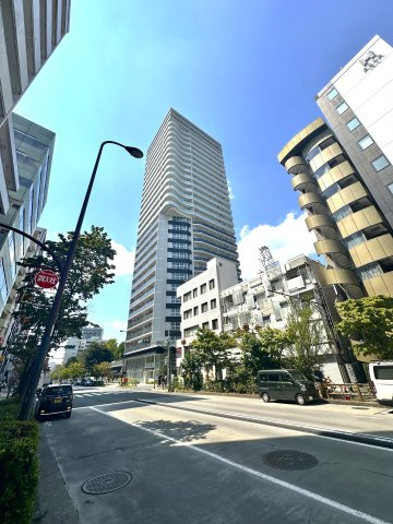 ブリリアタワー池袋ウエストの外観|街を見渡す、美しき存在感。
垂直に伸びるシャープなフォルムとガラスの煌めきが、都市の中でひときわ映える住まいを演出します。