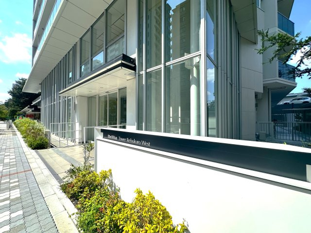 ブリリアタワー池袋ウエストのエントランス|住まいの顔とも言えるエントランスは、上品な佇まい。季節の風を感じながら帰る道すがら、この場所が“わが家”である誇らしさが静かに胸を満たします。