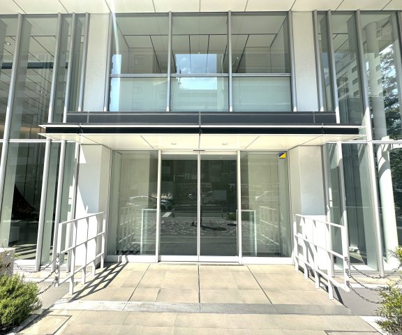 ブリリアタワー池袋ウエスト|ふと足を止めて深呼吸したくなる、そんな静けさと美しさに包まれたエントランス。柔らかな光と素材の上質さが、毎日の帰宅を心ほぐれるひとときに変えてくれます。