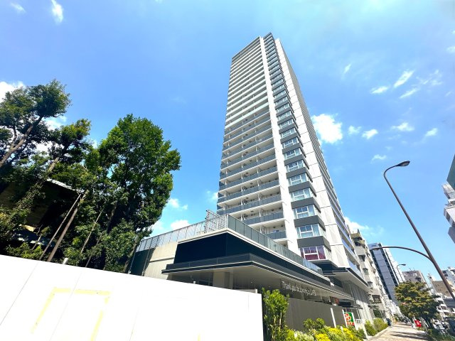 ブリリアタワー池袋ウエストの外観|煌めくガラスと端正なフォルムが描く、都市の象徴。
その佇まいは、静かに誇りと上質さを語ります。