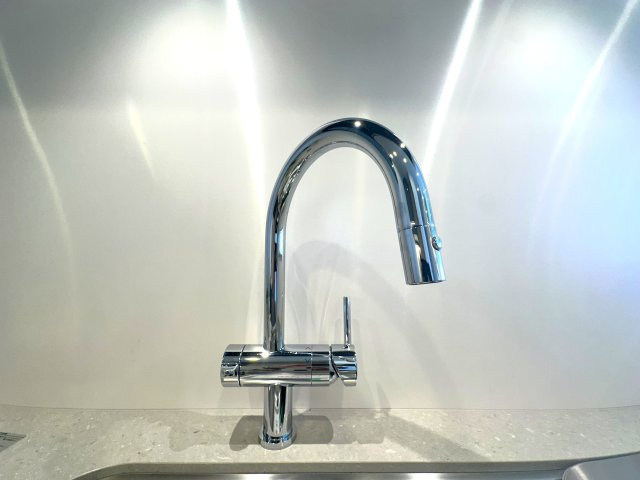 ブリリアタワー池袋ウエストのキッチン|キッチンにうれしい浄水機能付き水栓。ハンドシャワーで使い勝手も抜群、毎日の家事がちょっと楽しくなります。