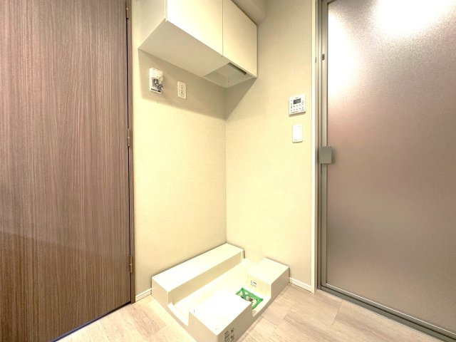 ブリリアタワー池袋ウエストのランドリースペース|使い勝手の良いランドリースペースは、洗濯から干す・しまうまでの動線がスムーズに整えられ、毎日の家事負担を軽減。忙しい日々の中でも、効率よく快適に洗濯がこなせる嬉しい工夫が詰まっています。