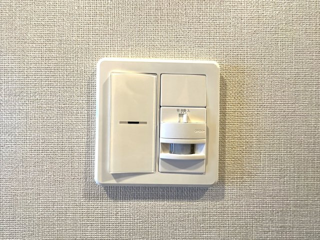 ブリリアタワー池袋ウエストの設備|玄関に設置された人感センサー照明が、帰宅時の暗がりをやさしく照らし、スマートで安心な暮らしを実現。毎日の動線を快適にサポートします。