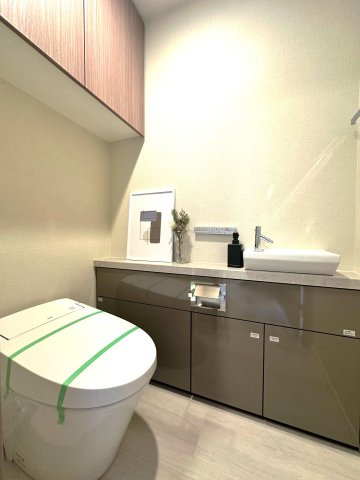 ブリリアタワー池袋ウエストのトイレ|独立型の手洗い器を備えたトイレは、衛生面に配慮されているだけでなく、来客時にも洗練されたスマートな印象を与える空間です。も