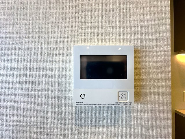 ブリリアタワー池袋ウエストの発電・温水設備|ワンタッチ操作でお湯張りや追い焚きができるオートバスは、忙しい日々の中でも快適なバスタイムをサポート。湯温の調整や保温も自動で行えるため、いつでもちょうどいい温かさのお風呂が待っています。