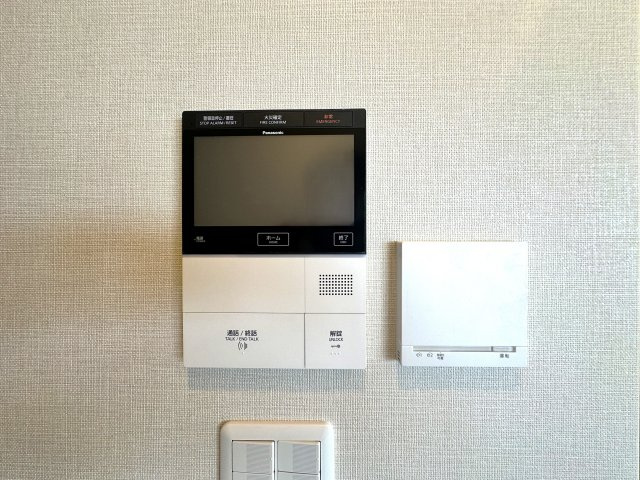 ブリリアタワー池袋ウエストの防犯設備|リビングから来訪者を確認できるモニタ付きインターホンで安心です／床暖房　空気や肌が乾燥しにくく足元あったか。暖房器具の出し入れの手間も省けて掃除も楽々。自然と家族の集まる団らんスペースに。