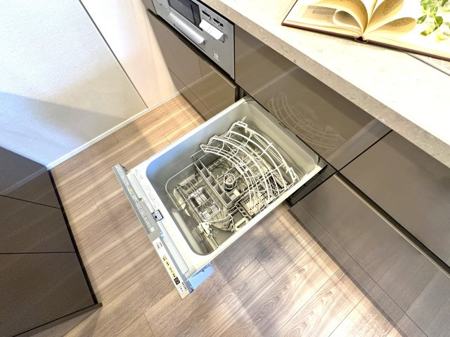 ブリリアタワー池袋ウエストのキッチン|面倒な後片付けは食洗機におまかせ。空いた時間には、ソファでテレビを観ながらゆったりひと息。家事の負担を減らして、毎日に小さな余裕と心地よさをもたらします。