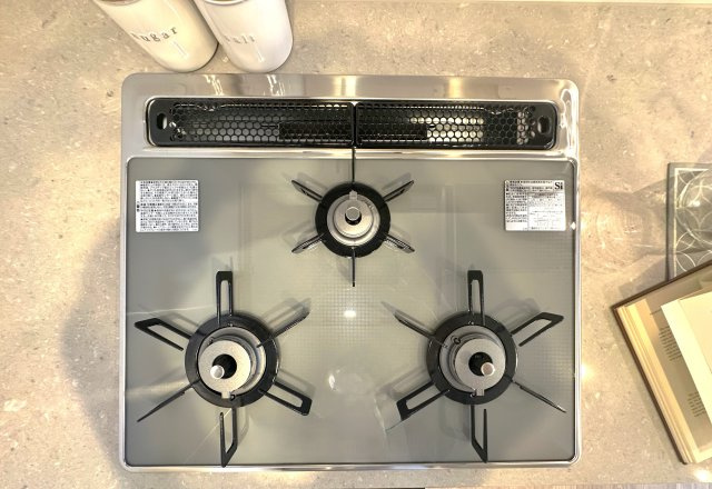 ブリリアタワー池袋ウエストのキッチン|3口ガスコンロで、同時調理もスムーズに。忙しい毎日にうれしい機能です。ガラストップコンロはスタイリッシュなデザインで、掃除が簡単、汚れがつきにくいなどのメリットがあります。