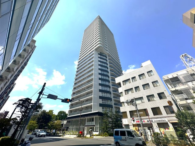 ブリリアタワー池袋ウエストの外観|都心に映える洗練のフォルム。街並みに自然と溶け込む上質な重厚感のある佇まいが、住まう人に安心感と誇りをもたらします。