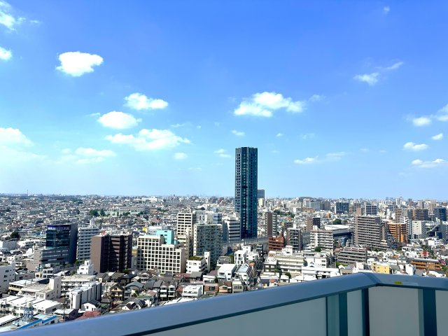 ブリリアタワー池袋ウエストの展望|空と街の景色が広がる窓辺は、暮らしの舞台を美しく彩ります。窓を開けるたびに心がほどけ、穏やかな風と光に包まれる、ゆったりとした時間が流れています。日々の喧騒から離れ、自然と調和する心地よい住まいです。