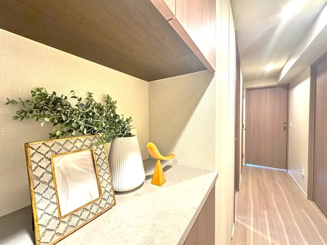 ブリリアタワー池袋ウエストの玄関|落ち着いたデザインと広々とした空間が調和する玄関は、住まう人を温かく迎え入れます。毎日の出発と帰宅を心地よく包み込み、日常に上質なひとときをもたらしてくれる場所です。