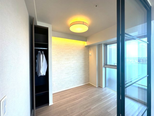 ブリリアタワー池袋ウエストの洋室|余白のある空間は、暮らしの変化にしなやかに寄り添うキャンバスのような存在。朝の支度や夜のくつろぎ時間を、自分らしく彩りながら過ごせる場所がここにあります。