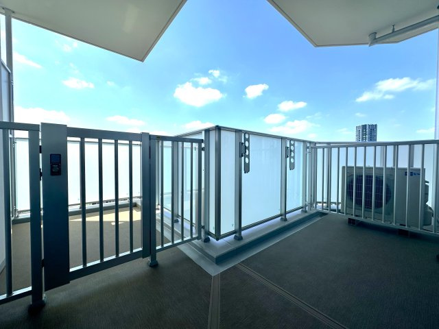 ブリリアタワー池袋ウエストのバルコニー|やわらかな風がそっと頬をなで、空の広がりが日常を包み込むバルコニー。朝の光に目を細めたり、夕暮れの空にひと息ついたり──心がほどけるひとときが、ここにはあります。