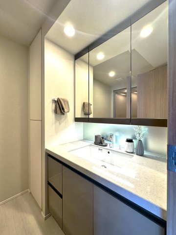 ブリリアタワー池袋ウエストの独立洗面台|明るい洗面スペースは、使いやすさを徹底的に追求した設計です。忙しい朝も快適に自然と笑顔がこぼれる心地よいひとときを叶えます。毎日の身支度がスムーズに整う、家族みんなに優しい空間です。