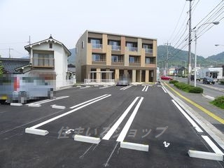 広島市安佐北区亀山４丁目のアパートの駐車場